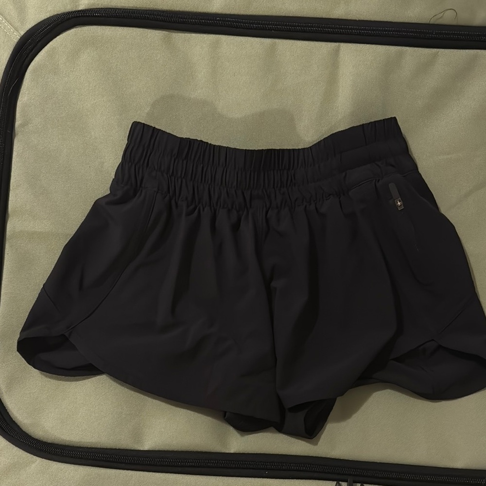 New! Lululemon Hotty hot Women's Athletic Shorts (size 6) and 2.5 inch inseam